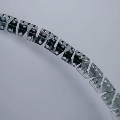 Tack strip, TS, flexible 100 cms., 20 und.-La "Tack Strip Flexible", también conocida como tira de tachuelas flexible, es un accesorio esencial en trabajos de tapicería y confección de muebles. Se trata de una tira metálica delgada y flexible con pequeñas lengüetas o púas pre-perforadas a intervalos regulares. Estas lengüetas permiten fijar telas, cueros u otros materiales de tapicería a la estructura del mueble de forma segura y precisa.-Accesorios-La Tapicería