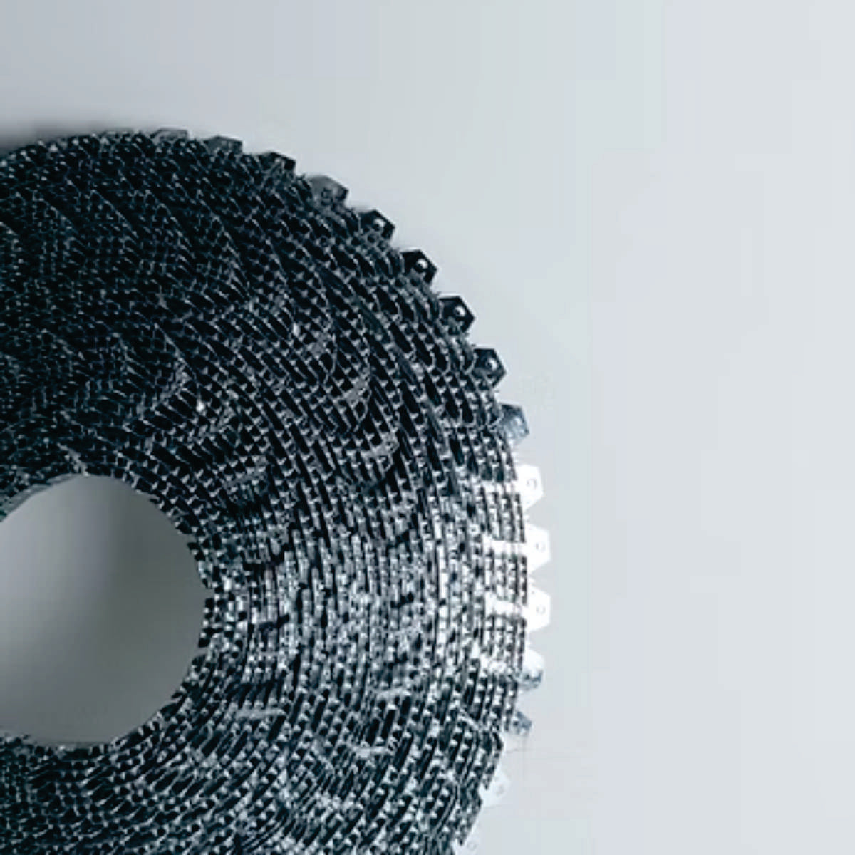Tack strip, TS, flexible 100 cms., 20 und.-La "Tack Strip Flexible", también conocida como tira de tachuelas flexible, es un accesorio esencial en trabajos de tapicería y confección de muebles. Se trata de una tira metálica delgada y flexible con pequeñas lengüetas o púas pre-perforadas a intervalos regulares. Estas lengüetas permiten fijar telas, cueros u otros materiales de tapicería a la estructura del mueble de forma segura y precisa.-Accesorios-La Tapicería