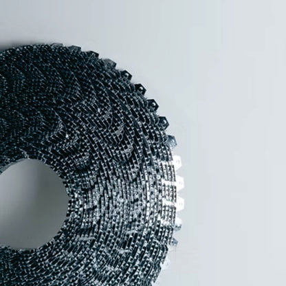 Tack strip, TS, flexible 100 cms., 20 und.-La "Tack Strip Flexible", también conocida como tira de tachuelas flexible, es un accesorio esencial en trabajos de tapicería y confección de muebles. Se trata de una tira metálica delgada y flexible con pequeñas lengüetas o púas pre-perforadas a intervalos regulares. Estas lengüetas permiten fijar telas, cueros u otros materiales de tapicería a la estructura del mueble de forma segura y precisa.-Accesorios-La Tapicería